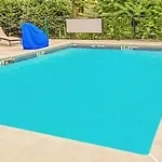 Quality Suites Atlanta Airport East 