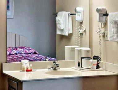 Quality Atlanta Airport East Hotel 2*
