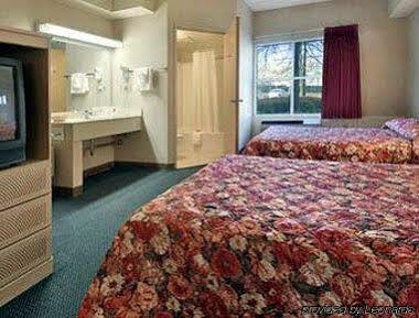 Quality Atlanta Airport East Hotel 2*